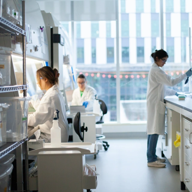 バンクーバーのAspect Biosystemsの研究所にいる科学者