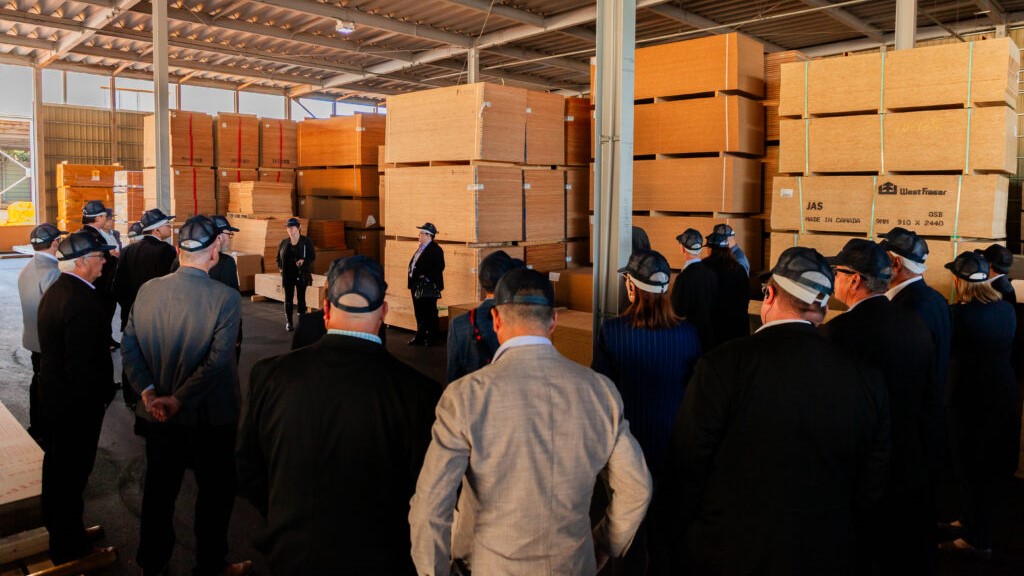 東京、日本。林業部門のトレードミッション代表団は、日本の東京にある三菱エステート木造株式会社パネルプラントに現地で、BC州の林業部門の製品がどのように活用されているかを直接見ています。ウェストフレーザーからカレスニコフ、トルコに至るまで、この工場ツアーでは、貿易多様化がブリティッシュコロンビア州の林業セクターに実質的な成果をもたらしている様子が紹介されます。