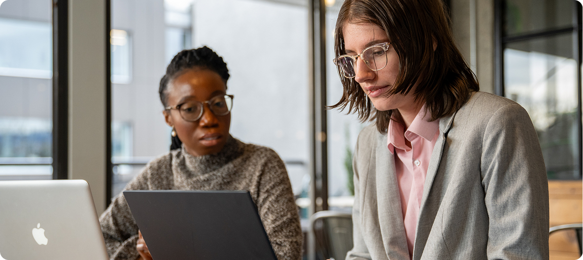 カリブーでノートパソコンを使って一緒に作業する多様な人々