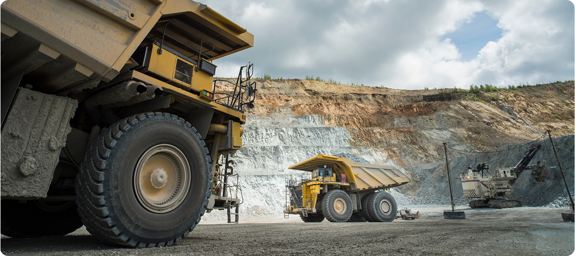 タセコ鉱山の最新鋭の鉱山で、大型鉱山ダンプトラックを見上げた光景