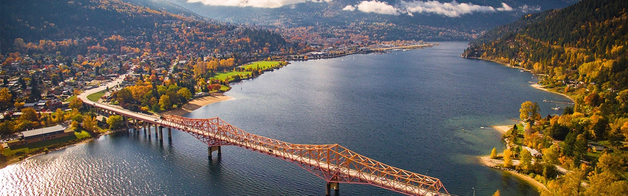 ネルソン（BC）の航空写真 - 橋と湖。